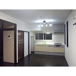 オシャレなライトが引き立つシックなお部屋