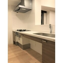 新築マンションの水廻り設備をバリアフリー設備に改修。