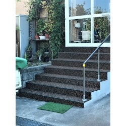 凍りにくく雪が解けやすいゴムチップ舗装なら冬でも快適に階段を使えます。