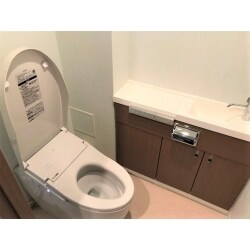 シンプルで直線的なデザインがトイレ空間をいっそう引き立てます。