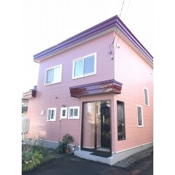 奥まった所(旗竿地)に建っている住宅で、土地柄うす暗く感じるとのことでした。思い切って、奥様のお好きな色に変えてイメージアップいたしました！