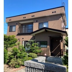 紫外線で色あせてしまった外壁にクリア塗装をして、デザインはそのままに美しく艶のあるお家になりました。