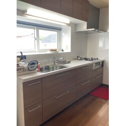 観音開きの古い収納扉のキッチンからスライド式収納のキッチンへ入替をご提案。収納量が格段にあがりスッキリとしたキッチンになりました。タイル張りだったキッチンの壁もキッチンパネルへ変更したことで、お掃除がしやすくなりました。