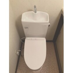 1F、2Fのトイレ交換をするにあたって、内装工事も行うため、配管入替も一緒に行いました。床補修大工工事、配管入替設備工事、クロスCF張替内装工事とトイレ空間全体の工事を行うことで、一体感のある空間になりました。