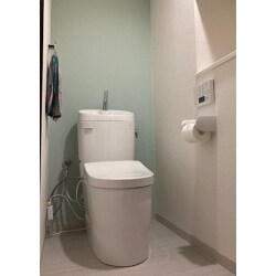 新しくデザイン性を重視したタンク式トイレにリフォーム。とても明るく色合いも心地良いものとなりました！