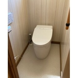 タンク式からタンクレストイレへ交換し、奥行きコンパクトで広々とした空間へ。
さらに、お掃除性能や高級感のあるTOTOネオレストを採用することで、美しいレストルーム空間を実現しました。