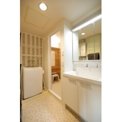 新築で購入後２６年目ではじめてのリフォーム。
ご家族3人の浴室、洗面、トイレでの過ごし方を細かく打合せさせて頂き
お掃除しやすいことを重視したシンプルでフレキシブルなプランをご提案。
内装はご家族で楽しくお選び頂き素敵な空間となりました。