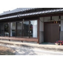 縁側サッシと玄関引き戸をリフォームしました。
和モダンなデザインと落ち着いたカラーが築８０年以上の建物に違和感なく納まりました。