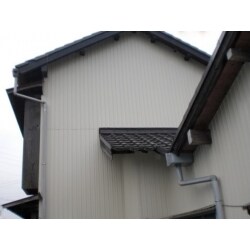 傷みの目立っていた外壁から見た目も一新、雨漏りの心配もなくなりました。