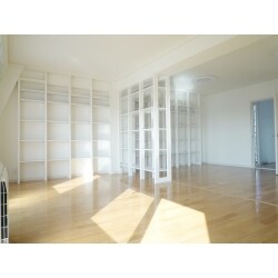 職人手作り収納棚を壁一面に。間取り大幅に変更