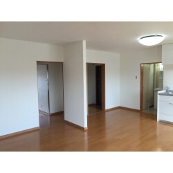 キッチンと和室一部屋を合体させて、3DKから2LDKにリフォームしました。
水回りもすべてお取替え。
築年数が経ったご自宅を、住みやすいキレイ空間に仕上げました。
