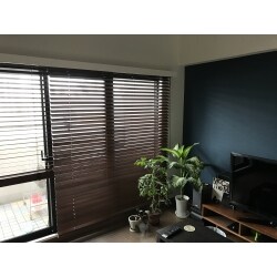 水回り・その他の各部屋のリフォーム依頼を受けました。
LDK・水回りの一部壁面を、タイル貼りやカラーを変えたクロスでリフォーム。
カーテンからウッドブラインドに変更。
内装全体が生まれかわりました。
