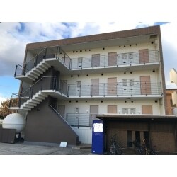 築20年以上経つマンションです。
今回初めてリフォームいたしました。
外壁は全塗装。玄関扉のカラーを少しずつ変えて、外から見たらグラデーションがかった使用で仕上げてあります。
屋上が防水仕上げ。
階段・廊下はシートを施してきれいに。手すり・柵等は塗装し直しました。
