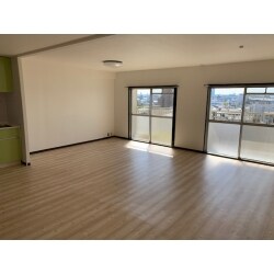 和室３部屋から成る3DKマンション一室を、和室2部屋とダイニングキッチンを合わせて、広いLDKに間取り変更しました。
浴室・洗面は古くなってきたので、新しい設備品にお取り変え。
細かな提案を合わせて、暮らしやすさをUPさせました。