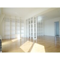 職人手作り収納棚を壁一面に。間取り大幅に変更