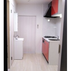 お得意のお客様で、毎年２～３件、ご所有のマンションのフルリフォームをさせて頂いております。こちらは２ＤＫのお部屋を１ＤＫにし、広さを出しました。また、オーナー様こだわりのアクセントカラーが素敵なキッチンになりました。トイレ、浴室、洗面台、ランドリーなど、フルリフォームいたしました。