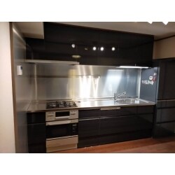 オニキスブラック色のキッチンにリフォームしました（LIXIL アレスタ）。メタルのキッチンパネルを使用し、スタイリッシュなキッチンになりました。