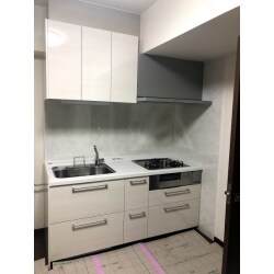白を基調とした清潔感があり明るいキッチンになりました。ＴＯＴＯミッテ（テラホワイトウッド）使用。換気扇は既存の物を使用しています。色味も合いました。