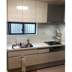 居住中のお客様です。Ｌ型のキッチンからＩ型のキッチンへリフォームしました。背面にはハイフロアキャビネットを設置し、家電もスッキリ収納できるようになりました。