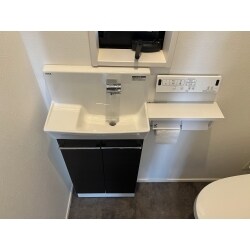 お客様はトイレ内に手洗い新設をご希望でした。リクシルコフレルワイドのクリエダーク色と、床もフロアータイルで仕上げて印象がガラリと変わりました。床下開口し、既存の排水管などを全部床下で接続し、フローリングの上からサンゲツフロアータイルを張り、すっきりした見た目となり大変喜んでいただけました。