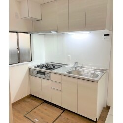 賃貸物件のフルリフォームをしました。和室をフローリングにし、白を基調とした清潔感のある２DKになりました。
借り手のお客様もすぐ見つかりオーナー様にも満足して頂けました。リフォーム箇所は部屋１.２、キッチン、トイレ、浴室、玄関、廊下です。