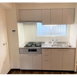 賃貸物件のフルリフォームです。2部屋和室から洋室へ、元々バスルーム内にトイレがありましたが独立トイレを新設、全体的に白とグレーで合わせた清潔感のある２DKに生まれ変わりました。リフォーム工事中内覧のお客様に気に入っていただき即入居が決まりました。