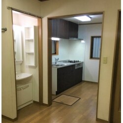 元々洗面化粧台がありませんでしたが、クローゼット部分に洗面化粧台（パナソニックMライン）を新設しました。キッチンはウォールナット色を使用し、オシャレな雰囲気になりました（リクシルシエラ）。