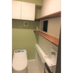 手洗い有のタンク式トイレから、タンクレストイレ＆手洗いカウンター付きキャビネットへのリフォームをさせて頂きました。また、元々壁に備え付けの飾り棚がありましたが棚を減らして使いやすくしました。床は水に濡れても大丈夫なWPBの上張りフローリングにしました。