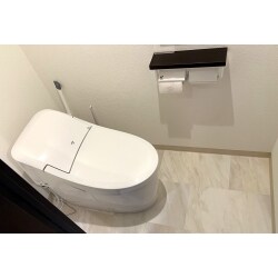 タンク式トイレから、タンク一体型トイレへ。床や紙巻器も新しくなりスタイリッシュなトイレになりました。トイレはリクシルプレアスLSです。