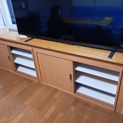 テレビ下部分に収納スペースがほしいとの要望。
ご兄弟が住まわれているお部屋の収納を参考に職人お手製の収納を造作いたしました。