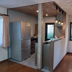 ご実家に移り住むにあたり、システムキッチンの入替工事をしたいとのご依頼をうけ施工いたしました。ショールームにあるような造りとなり、大変喜んでいただけました。