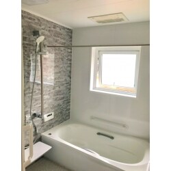 ユニットバスからユニットバスへの交換です。
いつもは弊社の工事だけで終わりますが、旦那様によるDIYで間仕切り壁に珪藻土を塗っていただき、とても素敵に仕上がりました。
また、住宅エコポイントも使用し、通常よりもお得に工事ができました。
