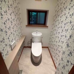トイレが古くなってきたので交換したいとのご依頼。
内装に花柄を取り入れ、華やかになりました。