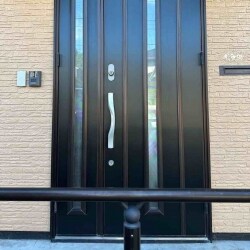 錆が目立ってきた玄関ドアの修繕工事。
弊社のHPを見て施工を依頼していただきました！
