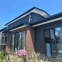 以前は1階と2階で色を分けていたツートンカラーでしたが、今回は玄関脇部分だけ色を分け、雰囲気を変えてみました。