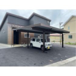 カーポートを設置することによって、雨や雪を防ぐことができます。夏の日差しも防げるので車内も快適ですね！