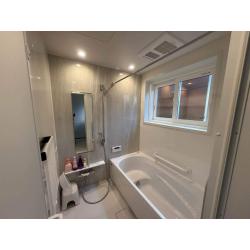 お気に入りの浴室はお手入れも簡単になり、ついつい長風呂してしまう空間へ。洗面室もきれいになり、小物がおける収納棚で朝の支度もスムーズになります。