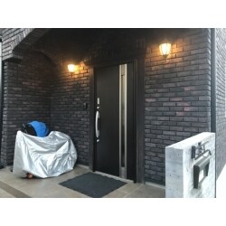 工事は１日で進めさせていただきました。
断熱性が格段に良くなり外壁との相性も良い玄関ドアを設置させていただきました。