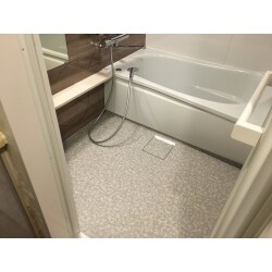 劣化しカビが取れなかった浴室の床をキレイにリフォーム！お客様にもご満足いただけました！