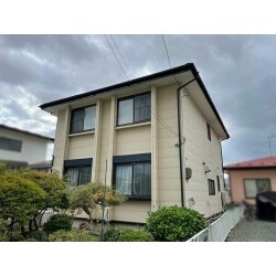 屋根、軒天の錆び、色褪せ、汚れ等を下地処理をして、３回塗りし新築のような仕上がりになりました。