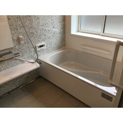 お気に入りの浴室に！床、浴槽、壁と全て汚れにくい仕様にし
綺麗好きの方におすすめな浴室です。