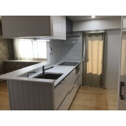 白を基調とした清潔感あふれるキッチンと浴室になりました。
好きな色に囲まれて、気分も良くなりますね！