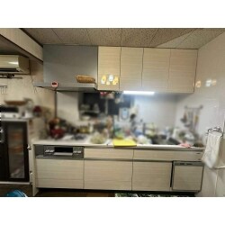 キッチンの収納力が増して、使いやすくなります。また、棚も取り付けすっきり片付けもできますね！