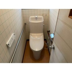 手洗い器付きタンクー体型で、お掃除しやすいリフトアップ機能があるトイレで快適に使用できます。