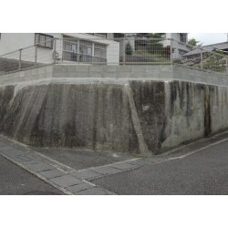 地震に伴うブロック塀倒壊事故のニュースを見て、心配されたお施主様から、ブロック塀を改修したいとご相談を受けました。
風通しも良くなりました。
