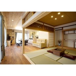 一番南側のメインの和室をリビングにしました。大事に使われていた床の間は大工さんの職人技で生かし取りしてもらい、残した和室の部分に移設。お施主様にも喜んでいただきました。弊社自慢の床暖房システムもご採用頂き、今まで、北側の寒い空間で生活されていたため、大変喜んで頂きました。