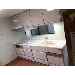 「広々快適キッチンリフォーム！」
L型キッチンからI型キッチンに変わり広くなったのと壁がお掃除しにくいタイルからキッチンパネルになってとてもお掃除しやすいと言われてます。