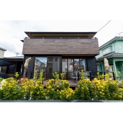 長年、リフォームの仕事に携わってきた奥様と建築関係の会社を営むご主人。
いわば「家づくりのプロ」であるふたりがリフォームした自邸にはプロとしての視点やアイデアが満載！
”大人の豊かさ”とおふたりの幸福感に溢れた住まい。