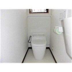 便器はタンクレスにし、クロス・床は白色に貼替えて、明るく清潔感のあるトイレへ。
