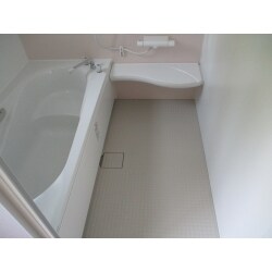 タイル張りの浴室を解体し、断熱性がありお手入れのしやすいLIXILさんのアライズを設置しました。
